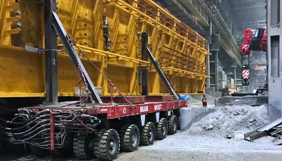 Una nueva viga de gra se transporta en posicin vertical sobre SPMT hasta la nave de fundicin. Foto: thyssenkrupp Steel...