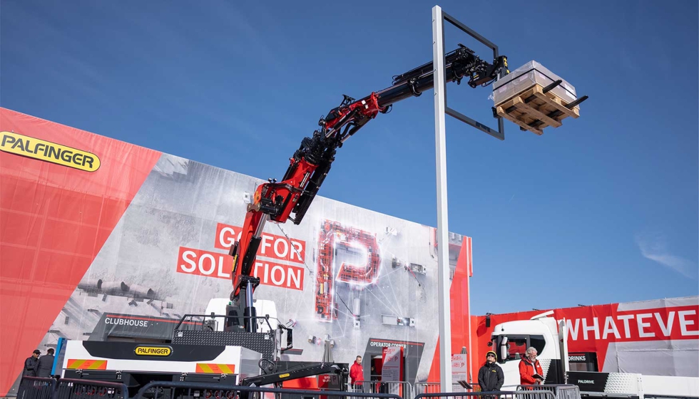 Nova grua PK 880 TEC no stand da Palfinger na Bauma