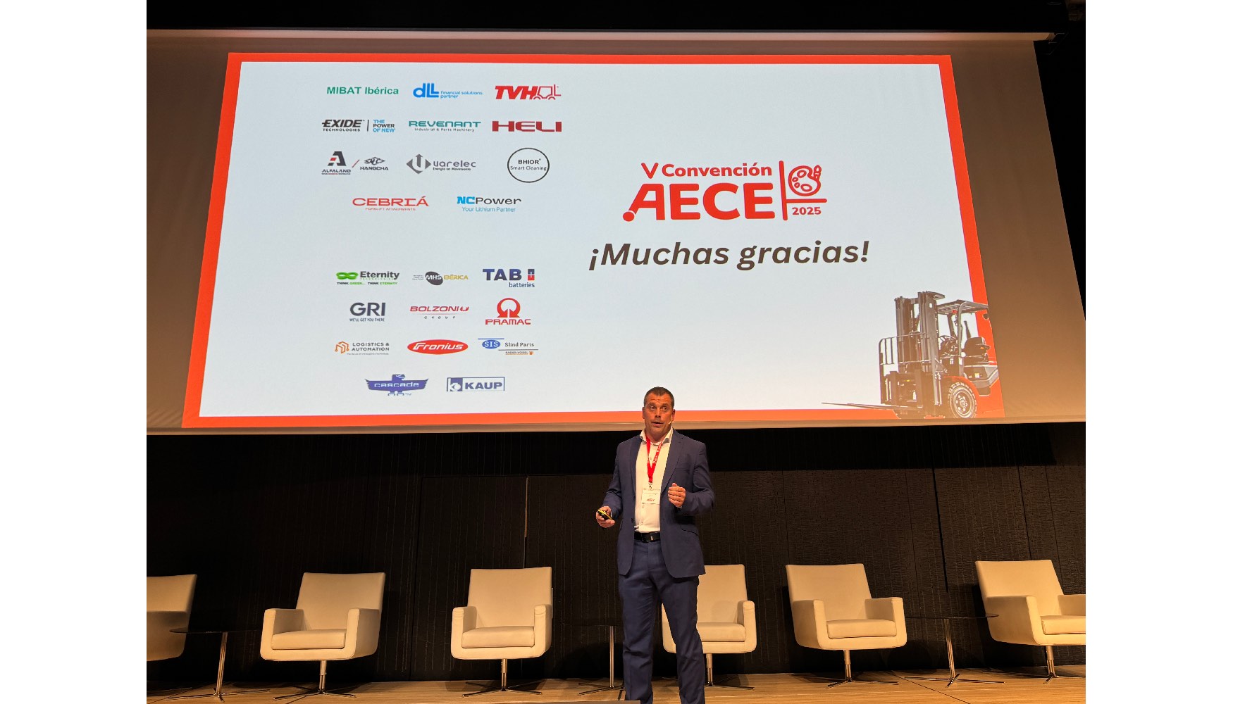 Agradecimiento a los patrocinadores por parte de Juan Pablo Viniegra, secretario general de AECE