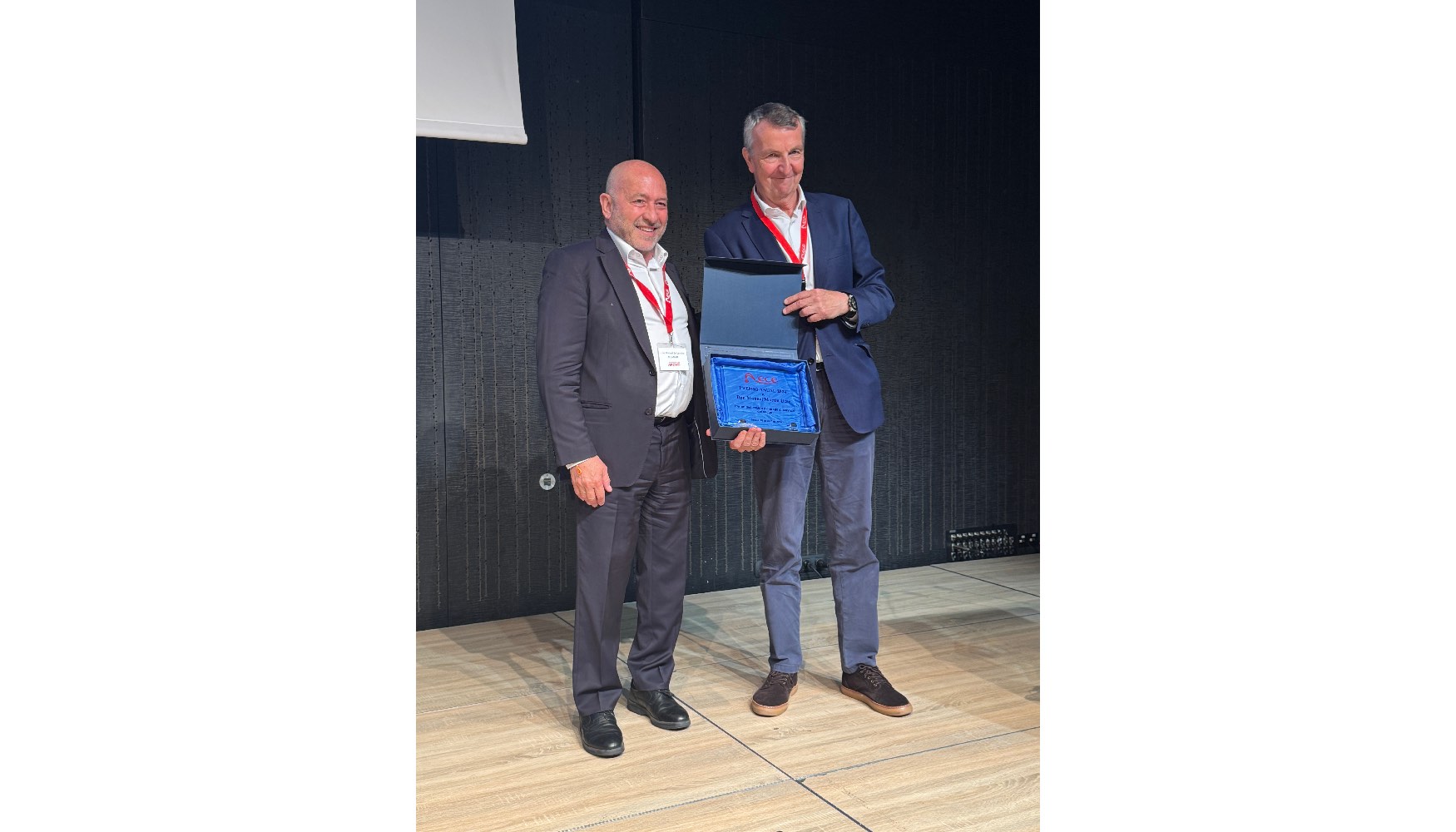 Entrega a Manuel Martn, del Premio Anual AECE