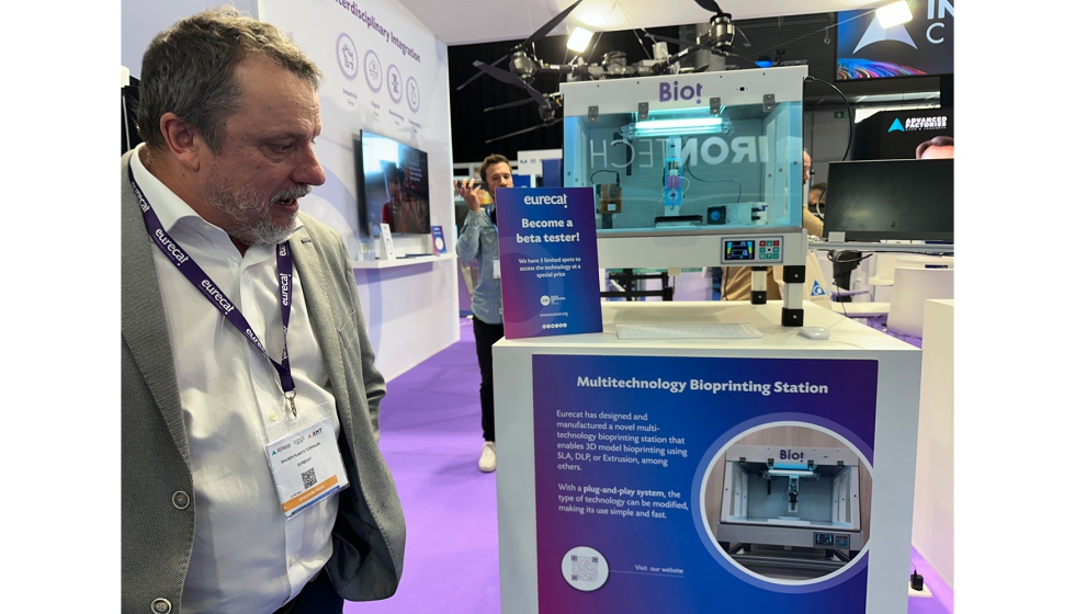 Xavier Plant, director del rea Industrial de Eurecat, ante la estacin de bioimpresin multitecnolgica de modelos 3D