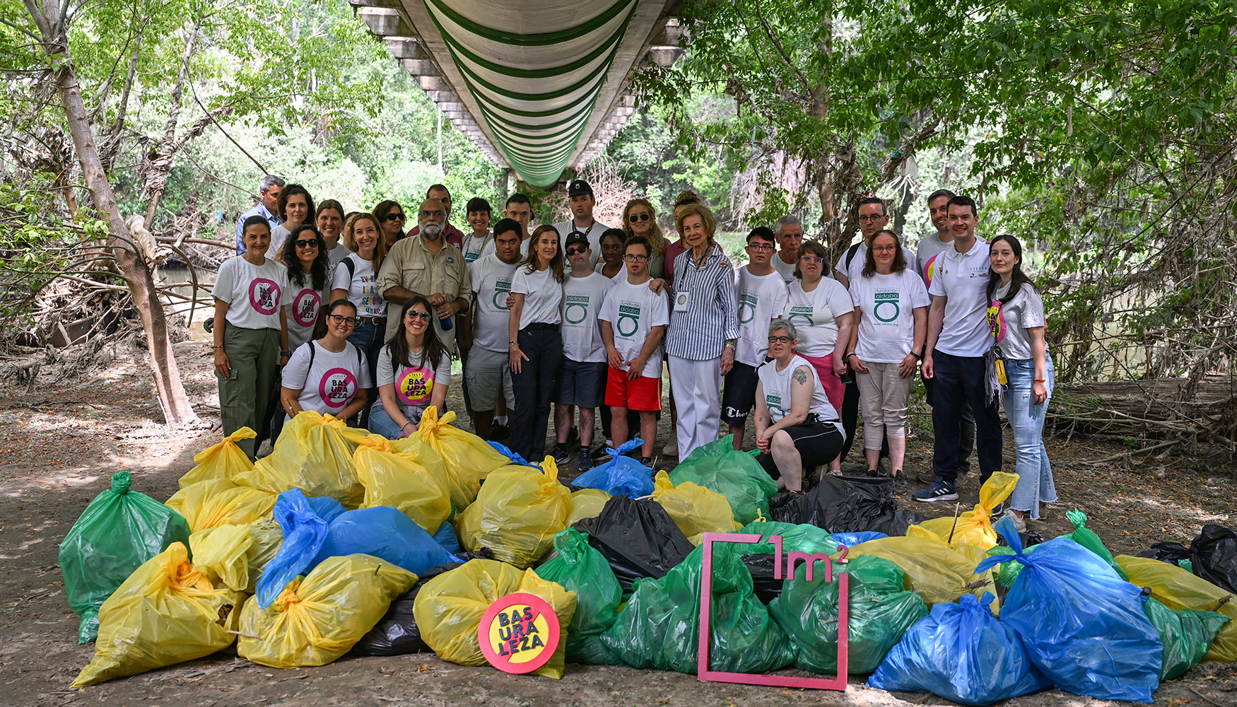 La Reina Sofa acudi a esta accin acompaada por decenas de voluntarios y en representacin de la Fundacin Reina Sofa...