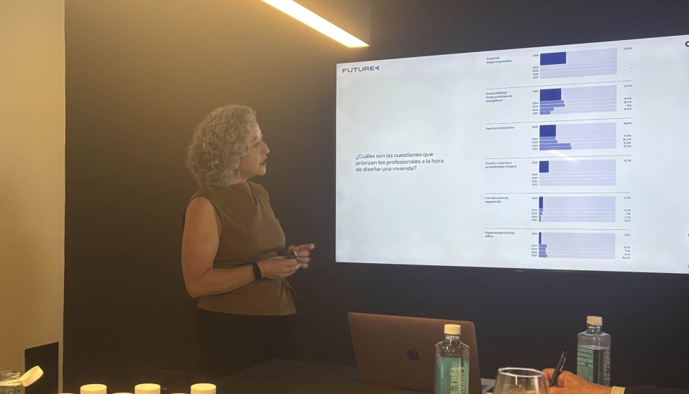 Presentaci�n de 'The New Habitat 26-27' en el Colegio de Interioristas de Madrid por Pepe Casado (Futurea)