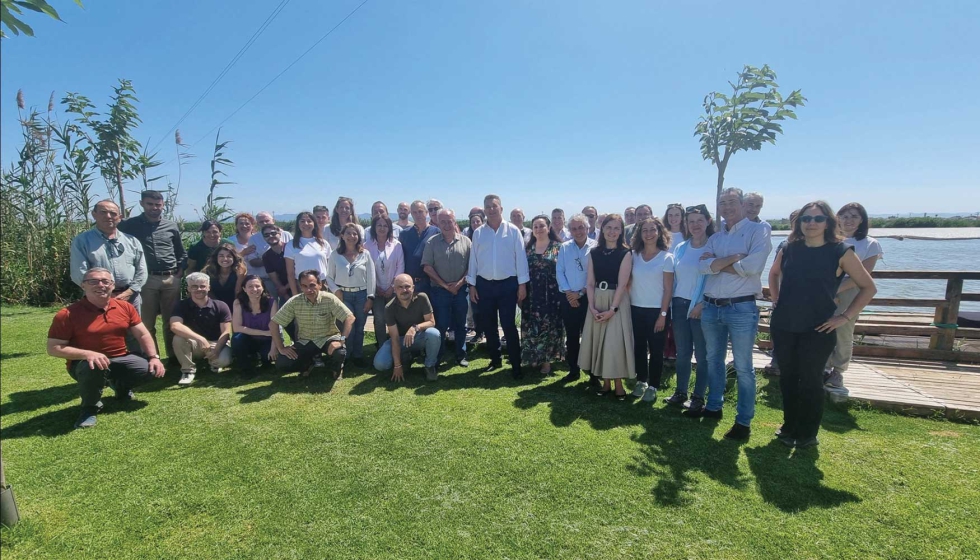 Socios de PEFC Espa�a junto al conseller, secretario auton�mico, director general y equipo t�cnico de la Generalitat Valenciano...