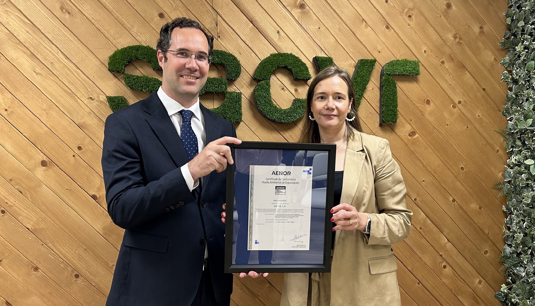 De izquierda a derecha: Enrique Mega, director de Aenor en Madrid; y Encarna Mateos, directora de Calidad, Medio Ambiente y Energa de Sacyr...