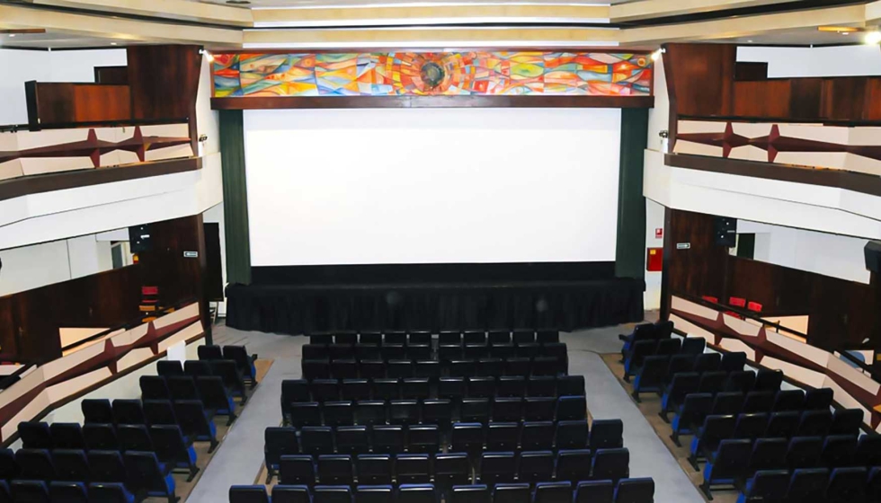 Aspecto de la sala-teatro Societat Recreativa El Retiro de Sitges entre 1970 y 2024