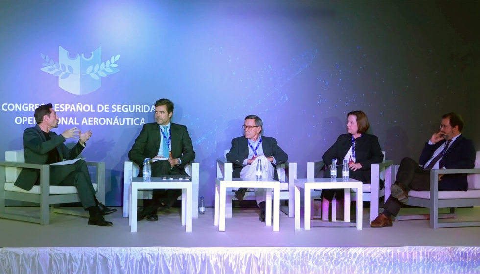 La seguridad ha sido y ser� siempre la prioridad absoluta para el sector aeron�utico, fue la conclusi�n de la mesa sobre este tema...