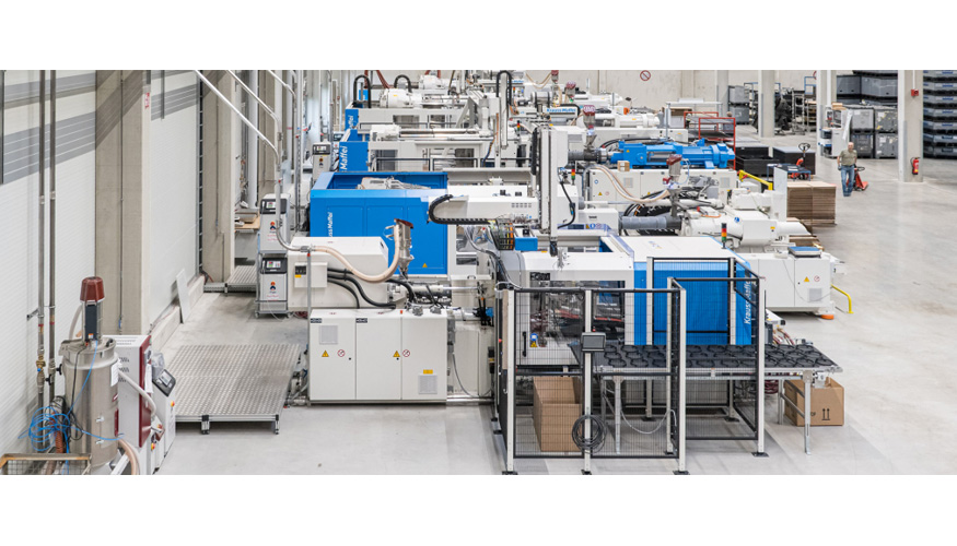 Vista de la producci�n: Con m�quinas de moldeo por inyecci�n de KraussMaffei entre 1.600 y 14...