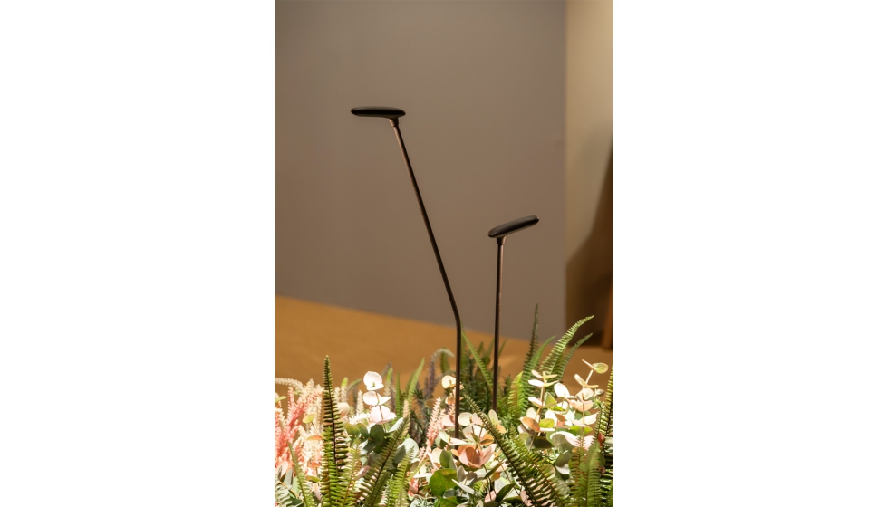 Las luminarias Birdie se integran con el entorno natural, creando un ambiente luminoso casi invisible