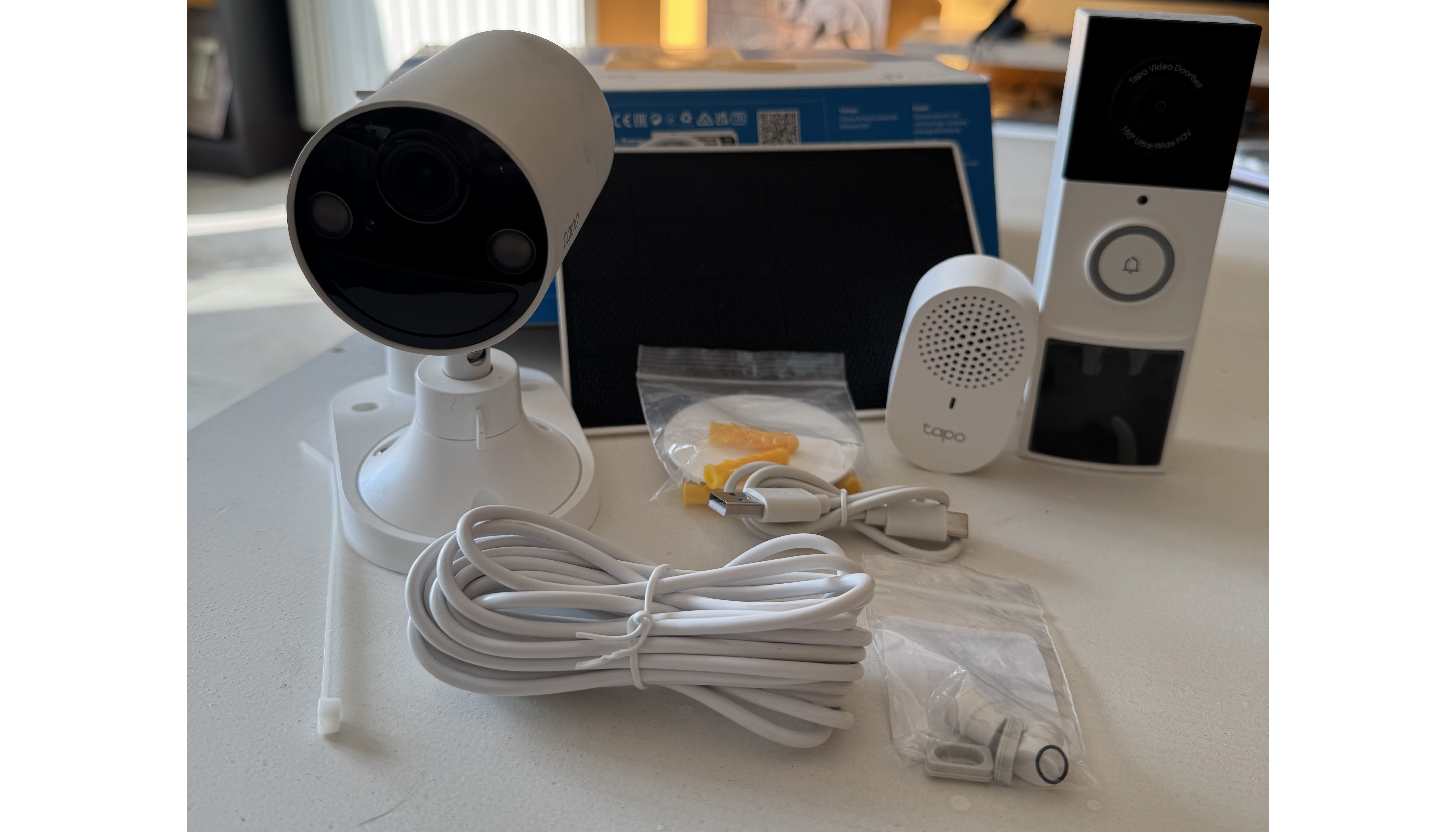 Las cajas de ambos equipos incluyen todo lo necesario para el montaje y su puesta en funcionamiento...