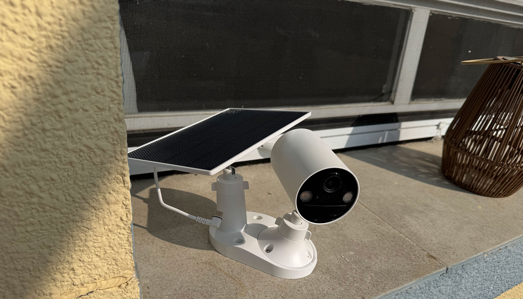 El panel solar puede instalarse de manera conjunta a la c�mara, o bien de forma independiente, mediante un cable de 4 m de longitud...