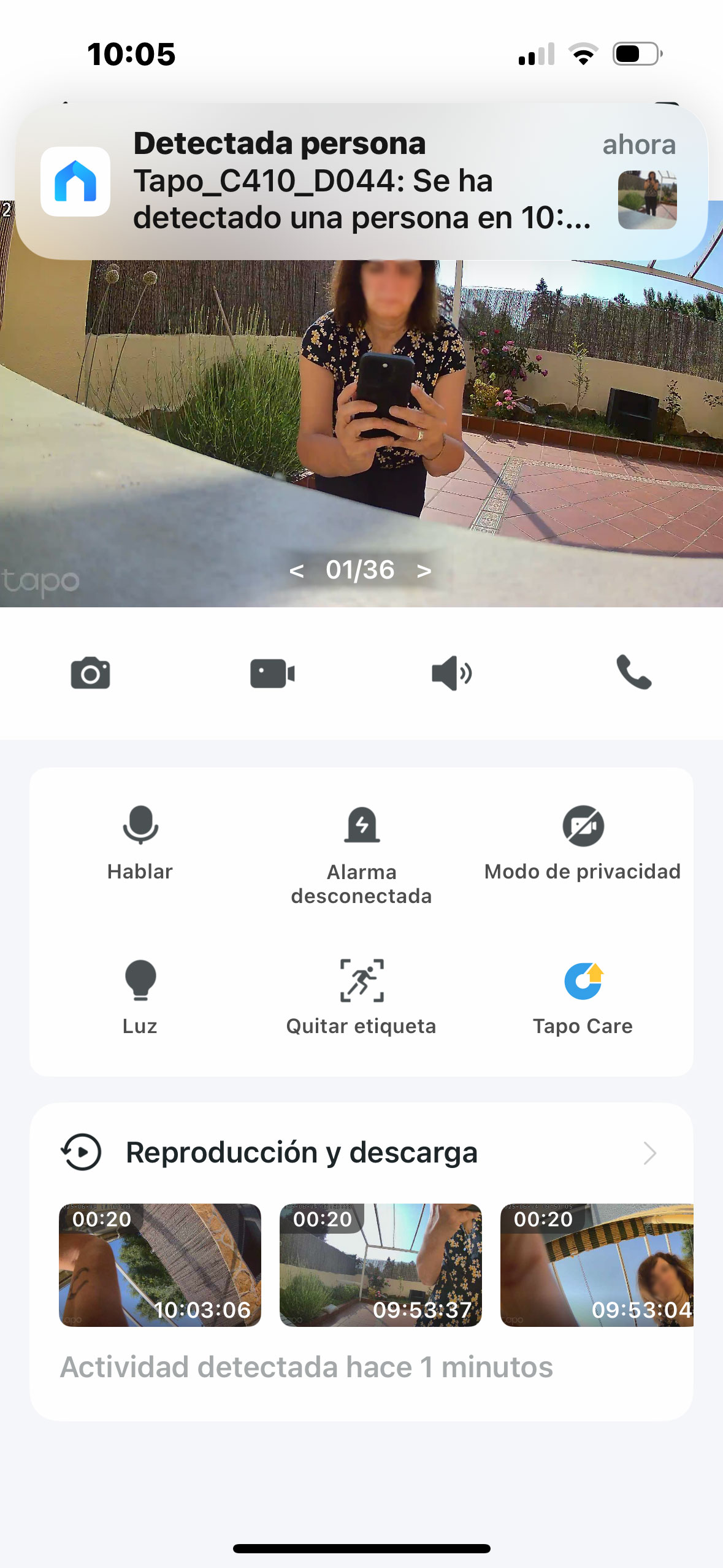 La c�mara manda notificaciones al tel�fono cuando detecta movimiento de una persona y graba el video que queda guardado en la opci�n de...