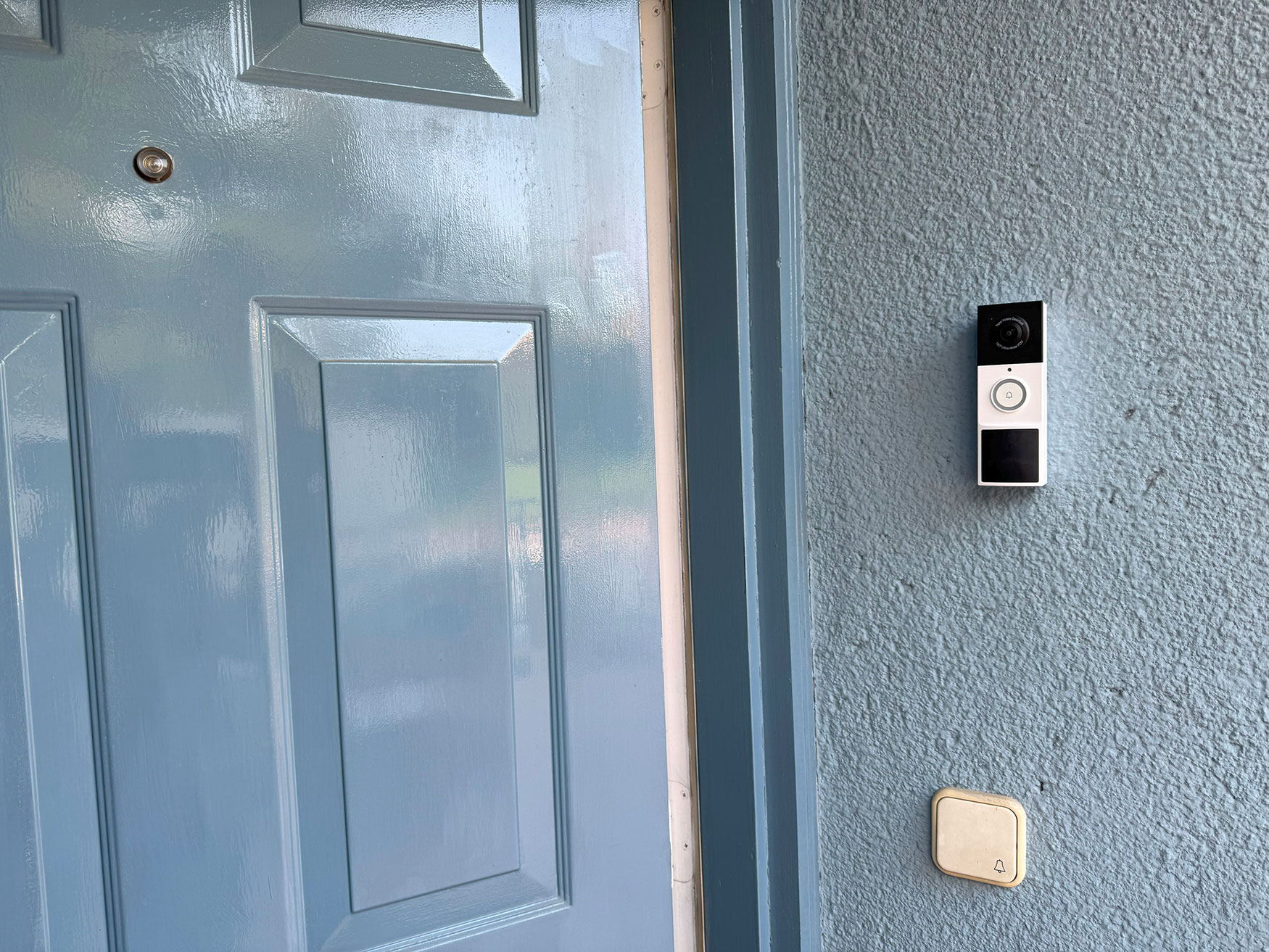 Tapo D210 presenta un dise�o moderno y elegante, listo para instalar en entradas de viviendas, portales, puertas de garaje....