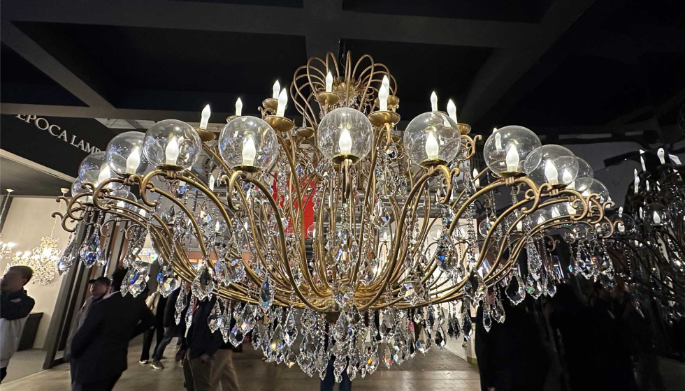 Detalle de los cristales tallados a mano procedentes de Austria que dotan a esta luminaria de un aire lujoso y elegante