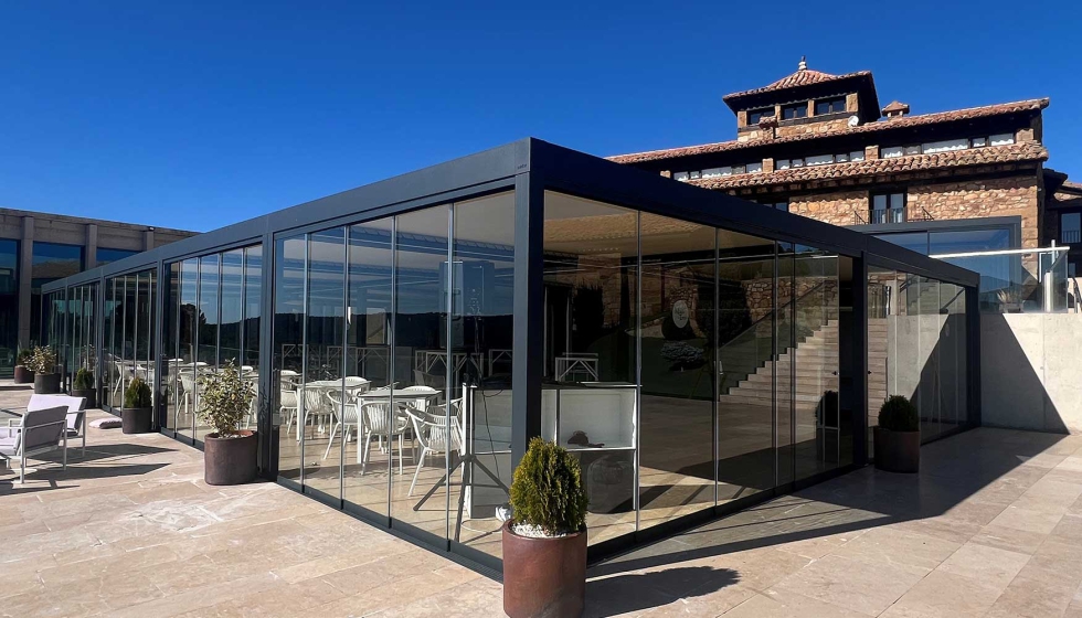 El cerramiento de cortinas correderas de cristal permite ampliar la funcionalidad del espacio exterior sin perder conexi�n visual con el entorno...