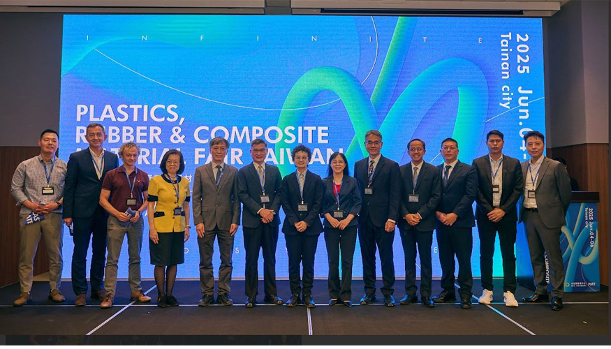 Ibon Linacisoro, director del �rea industrial de Interempresas, cubre el evento para Pl�sticos Universales