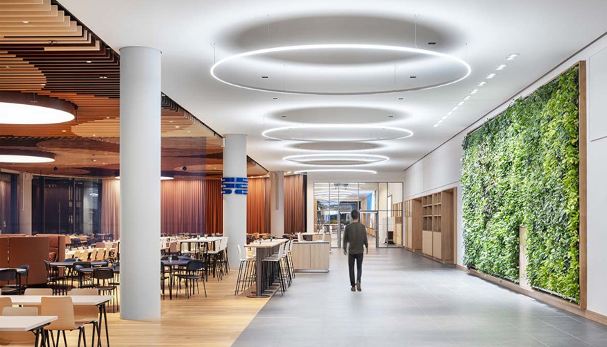 Estos espacios pueden reducir hasta un 85 % el consumo de iluminaci�n con soluciones como las de Trilux...