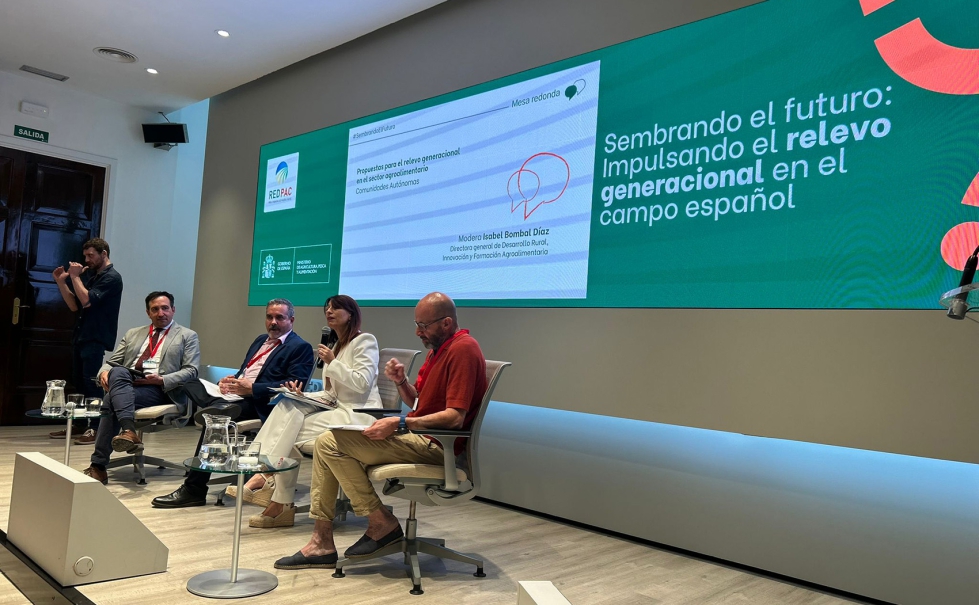 El director general de Desarrollo Rural de la Junta de Castilla y Len, Jorge Izquierdo (i)...