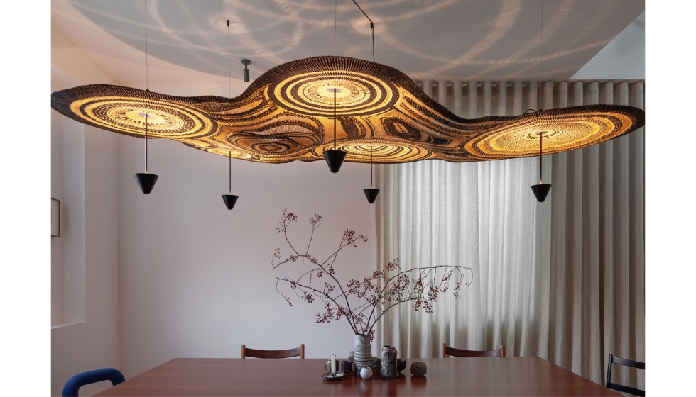 El gran formato de PET Gurunsi le permite crear un juego de sombras atractivo y sutil. Foto: PET Lamp