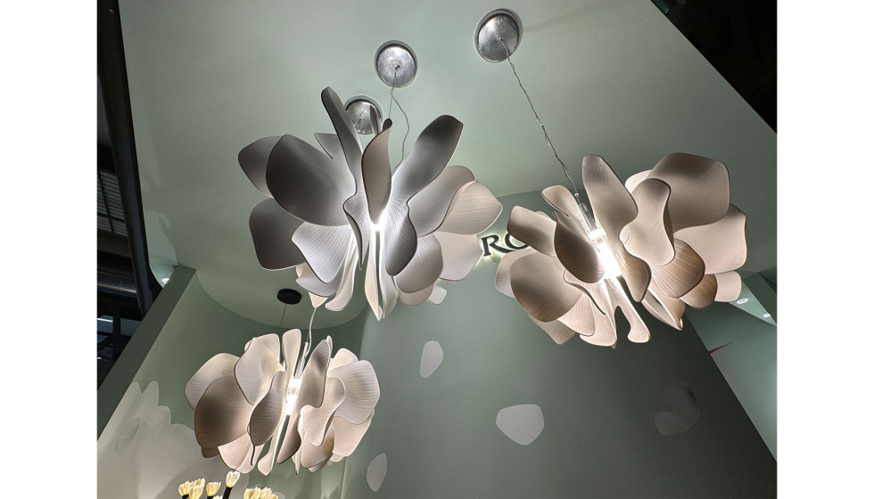 La porcelana artesanal de Lladr destaca en Nightbloom, as como sus volmenes ondulantes que crean una oda a la naturaleza...