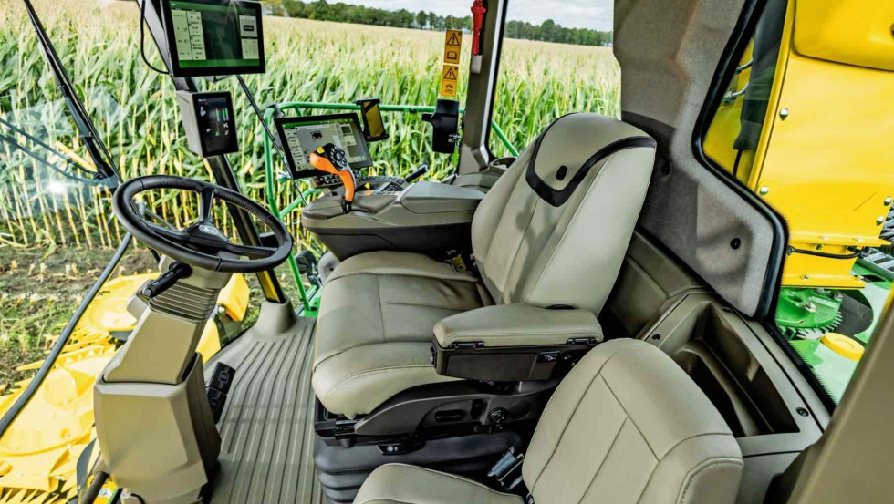 Nueva cabina ms amplia y cmoda para el conductor, con cierre elctrico opcional de puertas que garantiza la estanqueidad...