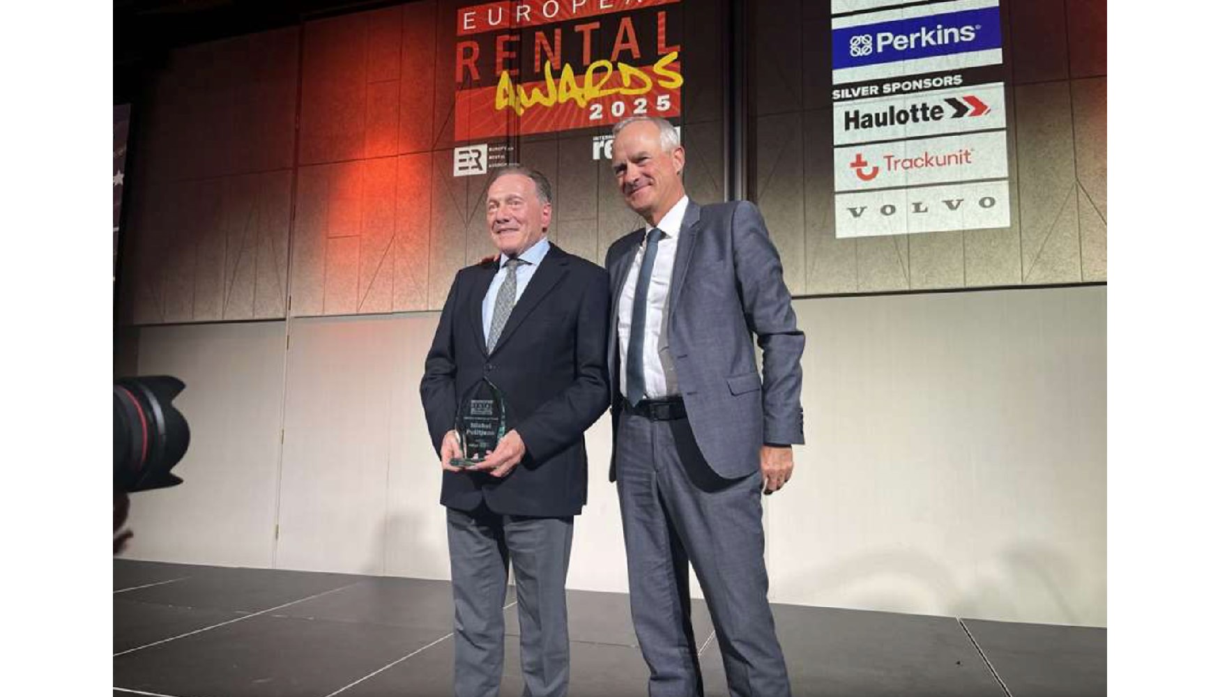 Michel Petitjean, secretario general de ERA, recibe el Premio a la Trayectoria de manos de Stphane Hnon...