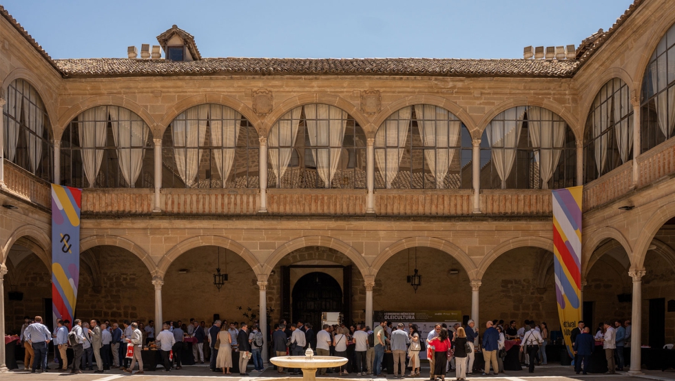 Patio del Antiguo Hospital de Santiago, de Úbeda Patio del Antiguo Hospital de Santiago, de Úbeda