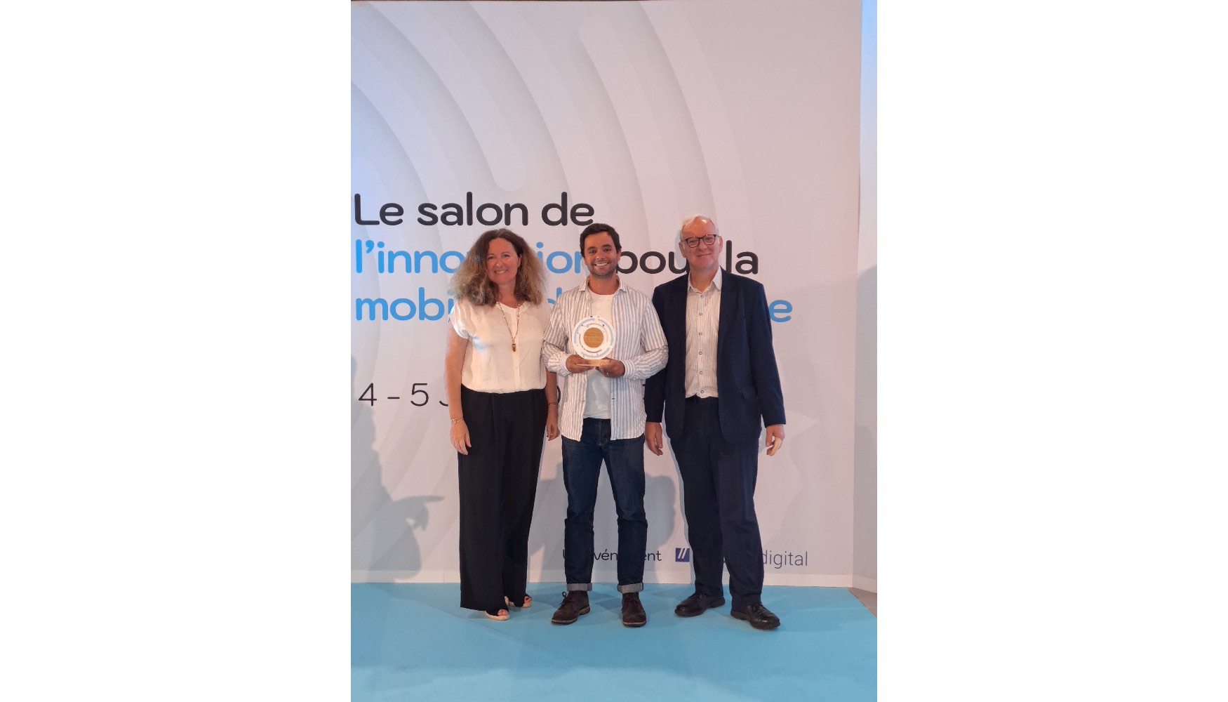 Gabriel Raffour, gerente de Innovacin de Servicios en Manitou, junto a la organizacin de la feria y miembro del jurado...