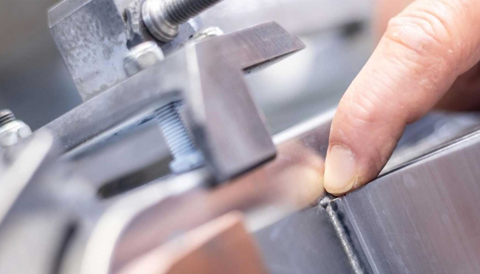 Las costuras soldadas de la carcasa deben estar completamente selladas para que la electrnica del inversor est protegida de forma ptima contra las...