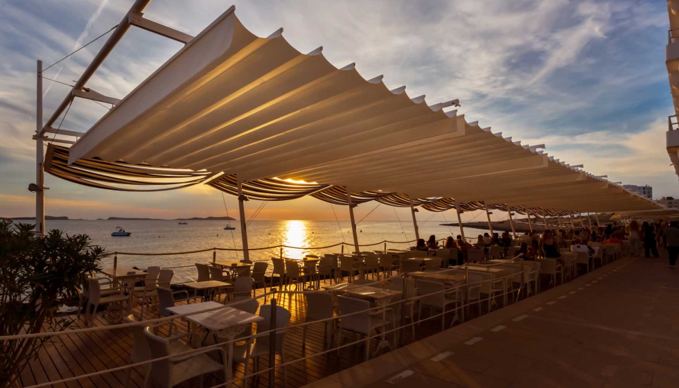 Saxun ha instalado sus toldos Aneas en el Caf� del Mar de Ibiza, un lugar para contemplar una de las puestas de sol m�s ic�nicas de la isla...