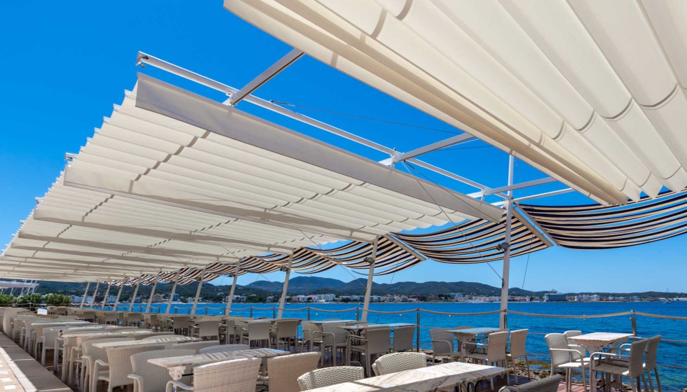 El tejido t�cnico utilizado en esta instalaci�n es una lona Soltis w96, en color blanco 8102...