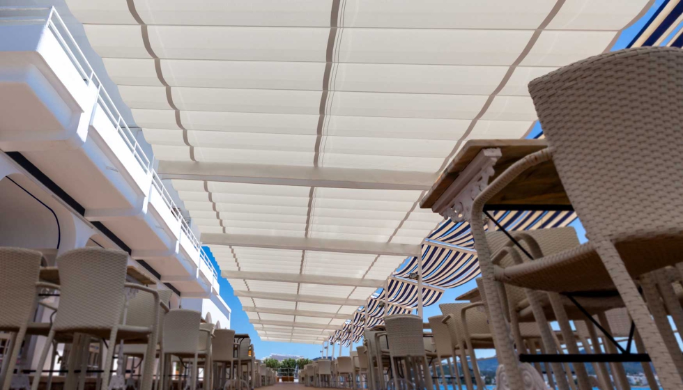 Saxun ha empleado 17 toldos Aneas para cubrir toda la terraza de Caf� del Mar