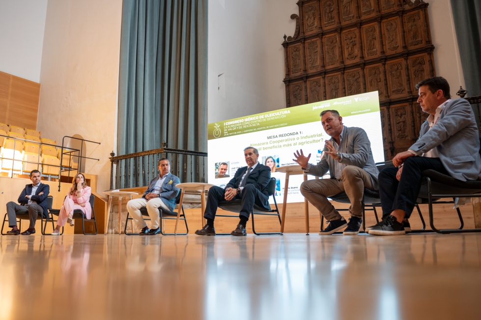 Primera mesa redonda: 'Almazara Cooperativa o industrial. ¿Cuál beneficia más al agricultor?' Primera mesa redonda: 'Almazara Cooperativa o industrial. ¿Cuál beneficia más al agricultor?'