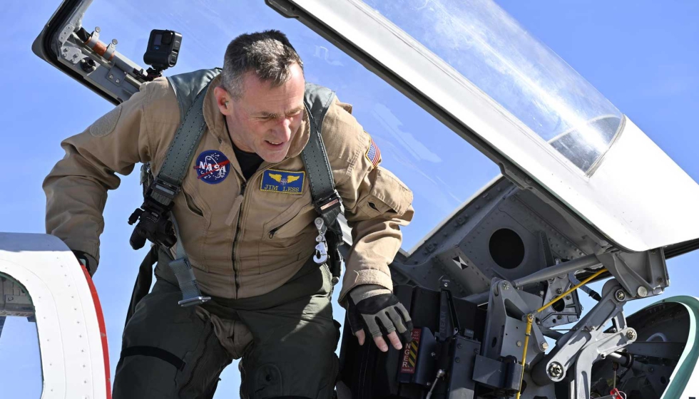 El piloto de pruebas de la NASA Jim Less se prepara para salir de la cabina del silencioso avi�n supers�nico X-59 entre las pruebas de interferencia...