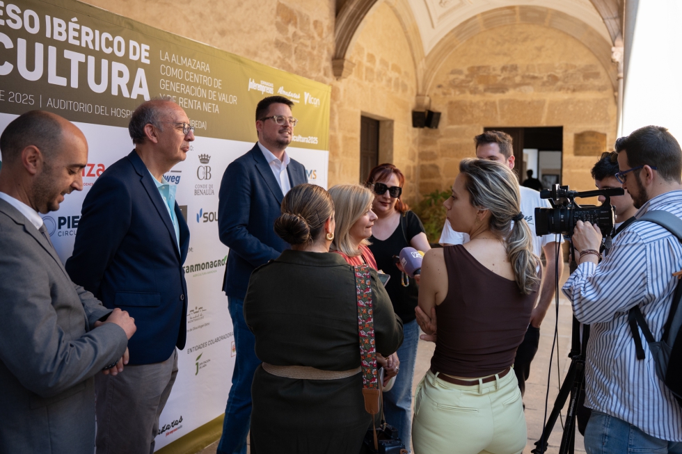 Antonia Olivares Martínez, alcaldesa de Úbeda, atendiendo a los numerosos medios que acudieron a cubrir el Congreso... Antonia Olivares Martínez, alcaldesa de Úbeda, atendiendo a los numerosos medios que acudieron a cubrir el Congreso...