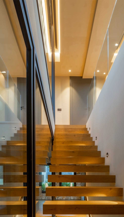 La escalera suspendida destaca, además de su función estructural, en pieza escultórica La escalera suspendida destaca, además de su función estructural, en pieza escultórica