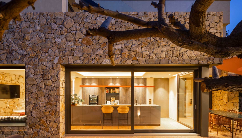 Visión de la cocina desde el jardín de esta casa Visión de la cocina desde el jardín de esta casa