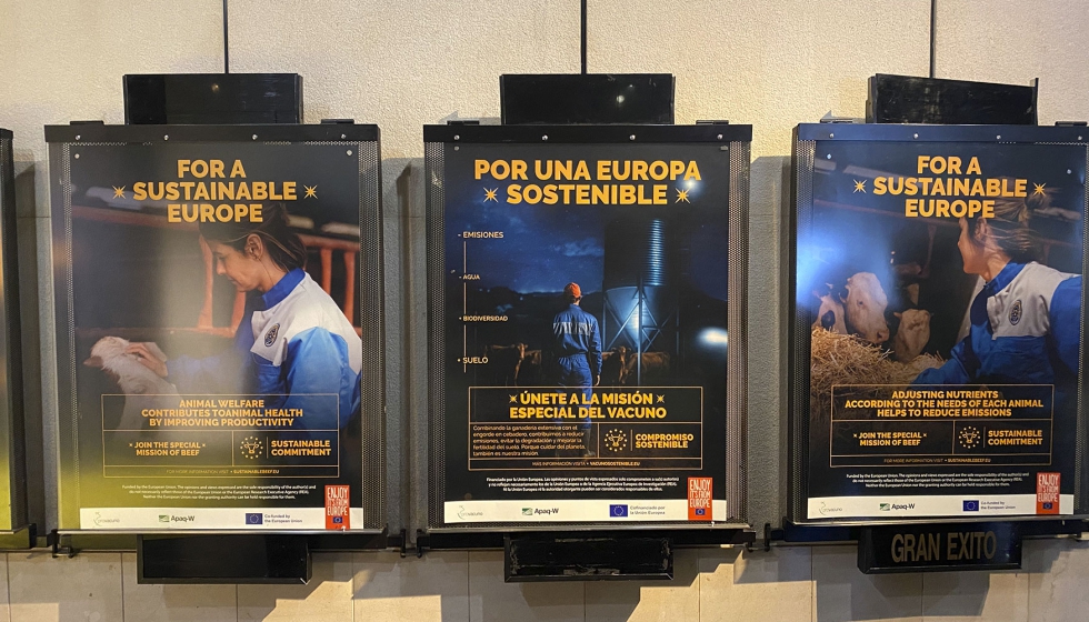 Carteles de la campa�a de la carne de vacuno en el vest�bulo del Palacio de la Prensa de Madrid