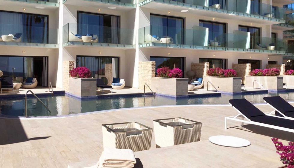 El Hotel Catalonia Royal Ses Savines de Ibiza presenta una instalacin destacada del sistema Glassfit CC-775