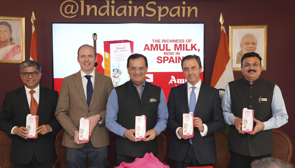 Representantes de COVAP y Amul en la firma del acuerdo entre ambas cooperativas en la Embajada de la India en Madrid