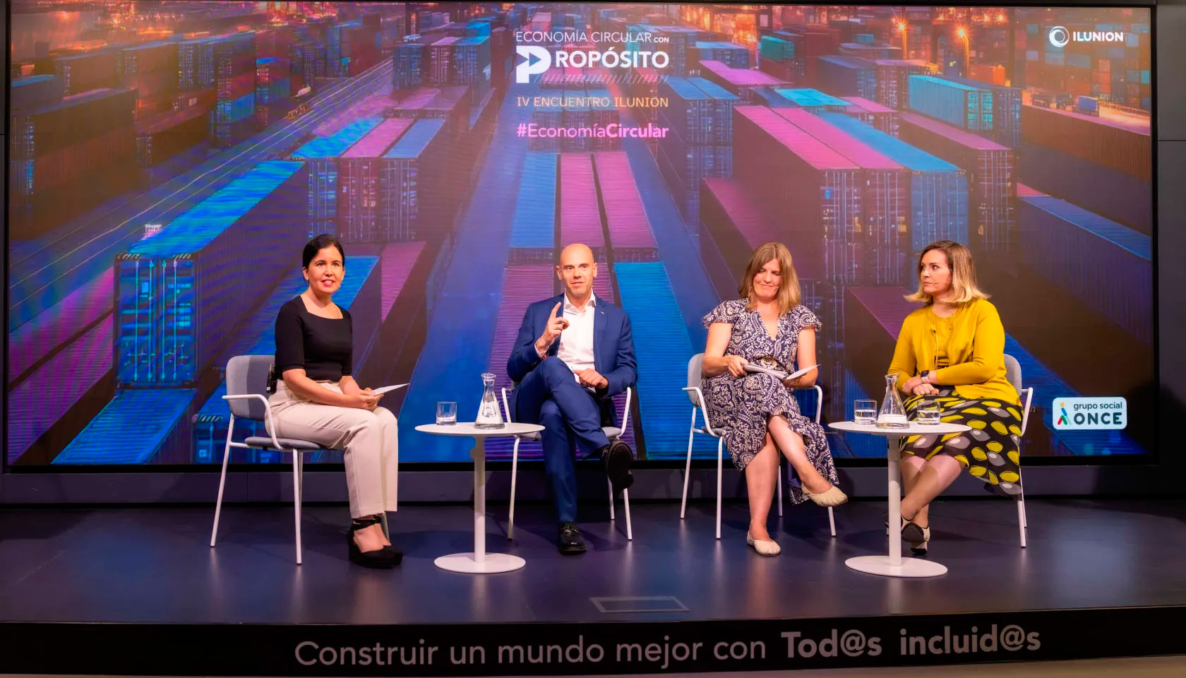 Mesa de debate moderada por la responsable de la agencia Ilunion Comunicaci�n Social en la que particip� el gerente de plantas de tratamiento Raee de...