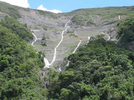Fig. 3. Cunetas para extraer el agua superficial