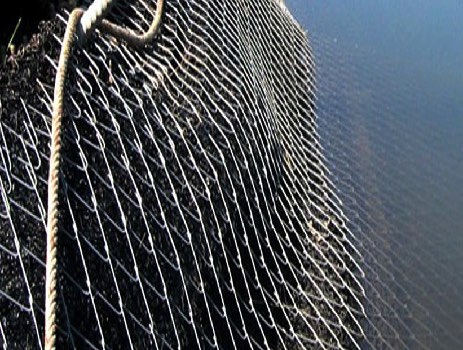 Fig. 5. Estabilizacin de las mrgenes del cauce mediante mallas de alambre de alta resistencia