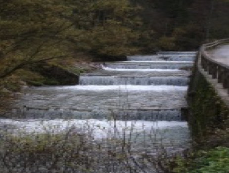 Fig. 6. Estabilizacin del lecho canal mediante alfizares