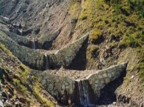 Fig. 9. Dique escalonado de hormign