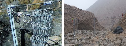 Fig. 25. Red de anillos preparada para ser instalado, colgada de los postes (izquierda) y red de anillos izada sobre el cable de montaje (derecha)...