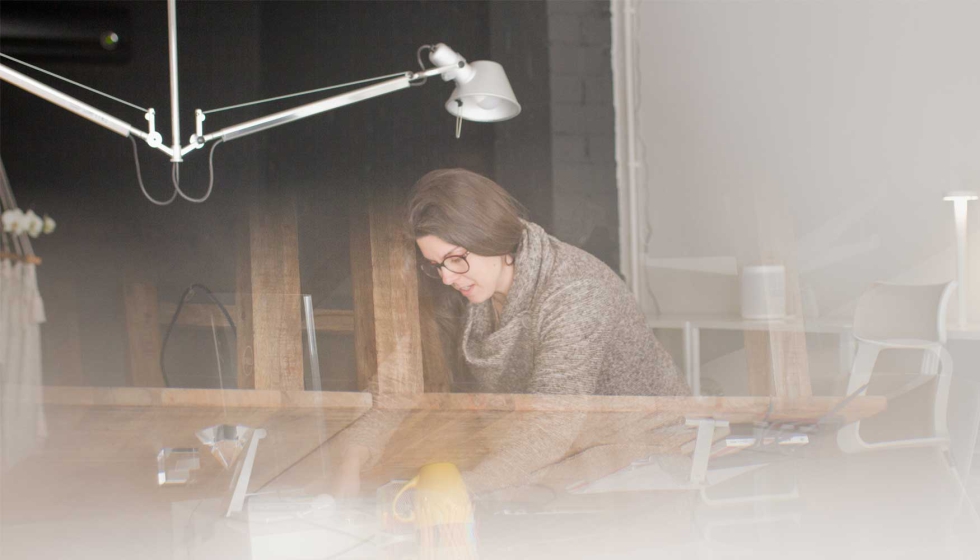 frica Sab jugando con la luz en su estudio. Foto: Nora Baylach