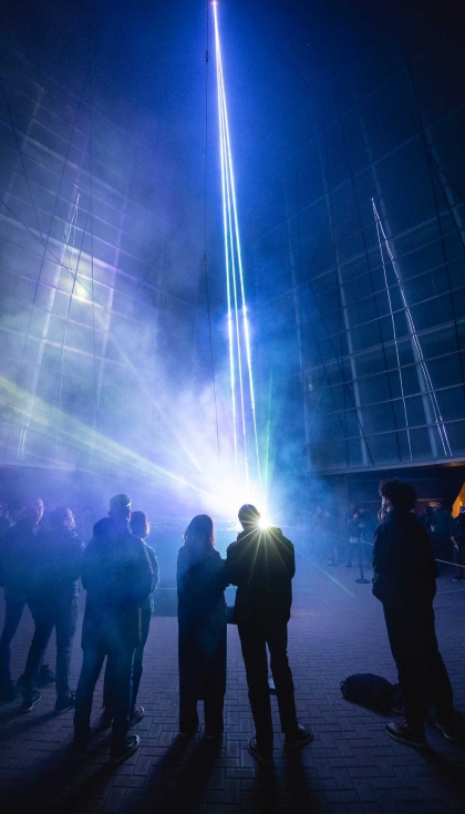 La instalacin Range in between de Jou Serra en Llum BCN 2024 cont con la colaboracin de frica Sab. Foto: Xavi Torrent...