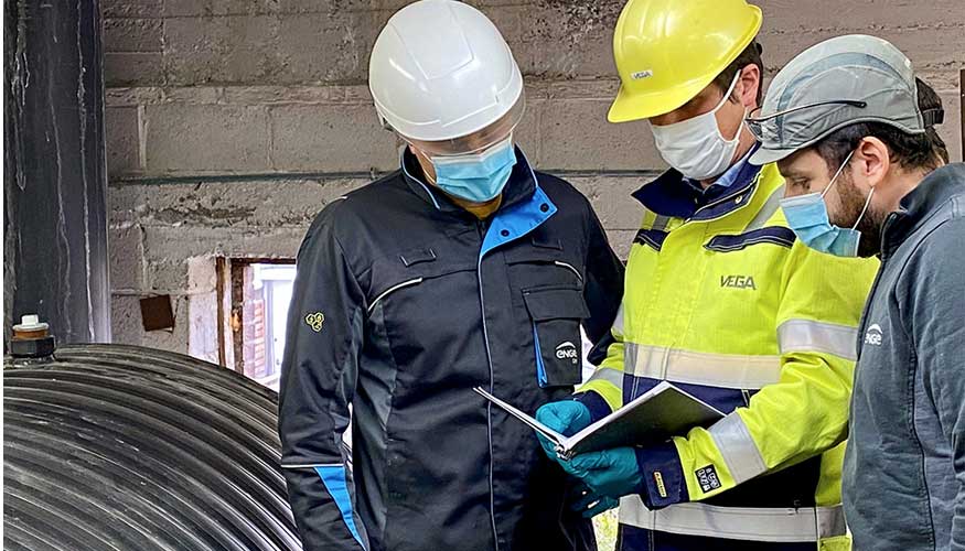 Para garantizar la seguridad, la soluci�n de �cido cr�mico se almacena en un dep�sito de polietileno de alta densidad (PEAD) de doble pared...