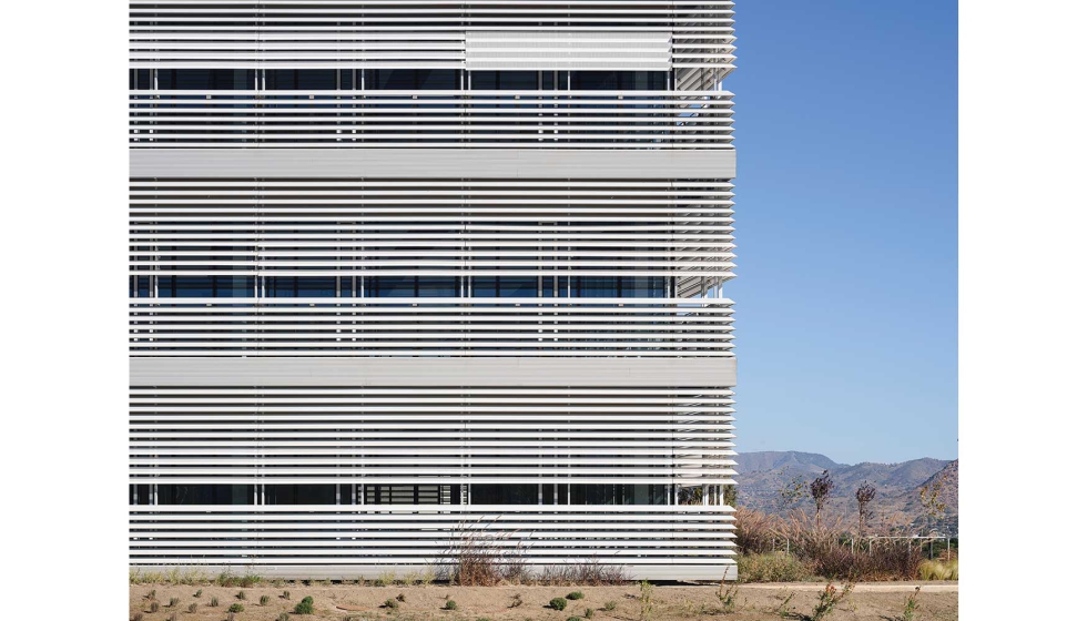 La fachada del edificio Rosalind enfatiza el efecto longitudinal del bloque con varias franjas de lama fijas y orientables seg�n la altura...